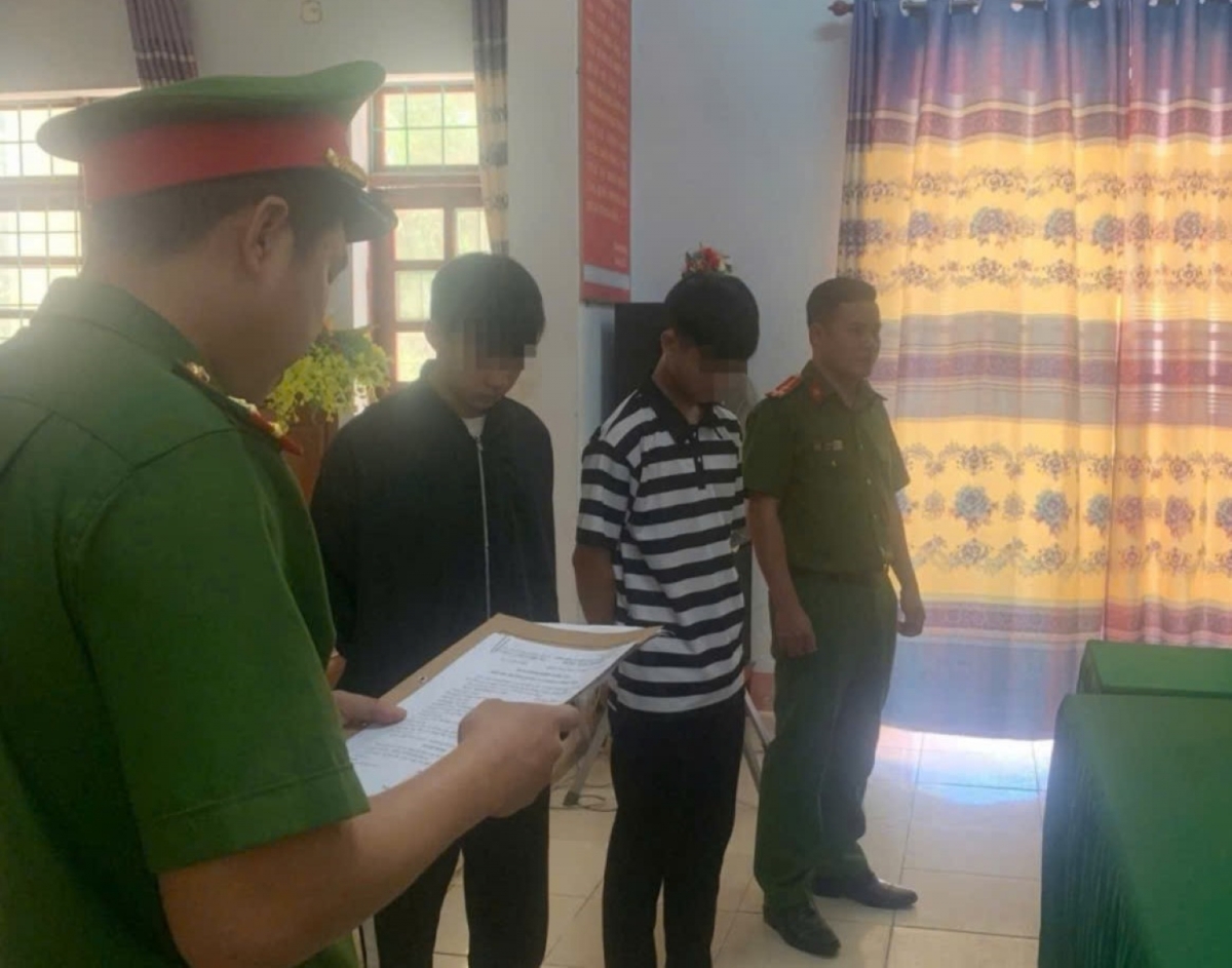 Tống đạt Quyết định khởi tố bị can và cấm đi khỏi nơi cư trú đối với các nam sinh liên quan vụ việc