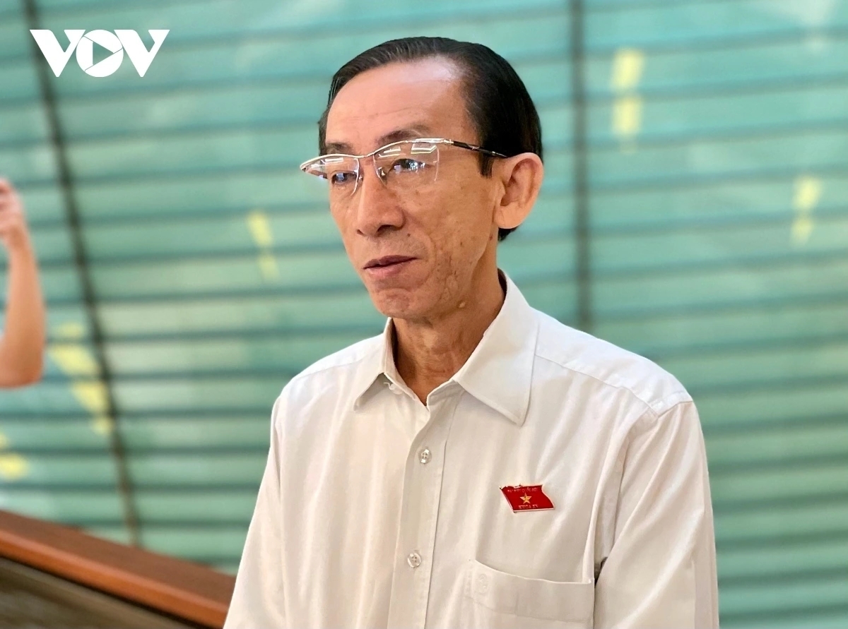Đại biểu Trần Hoàng Ngân (Đoàn TP.HCM) trao đổi bên hành lang Quốc hội.