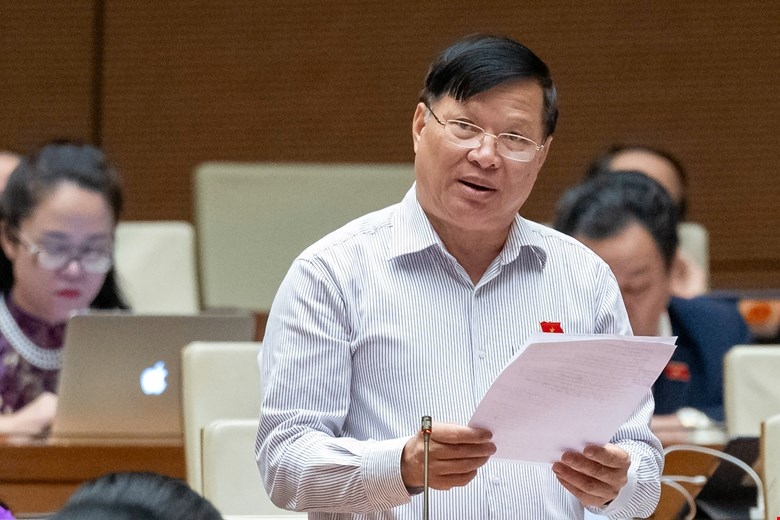 Đại biểu Trần Văn Tiến (Đoàn Vĩnh Phúc) nêu góp ý về tên gọi của thành phố Huế. Ảnh: Quốc hội