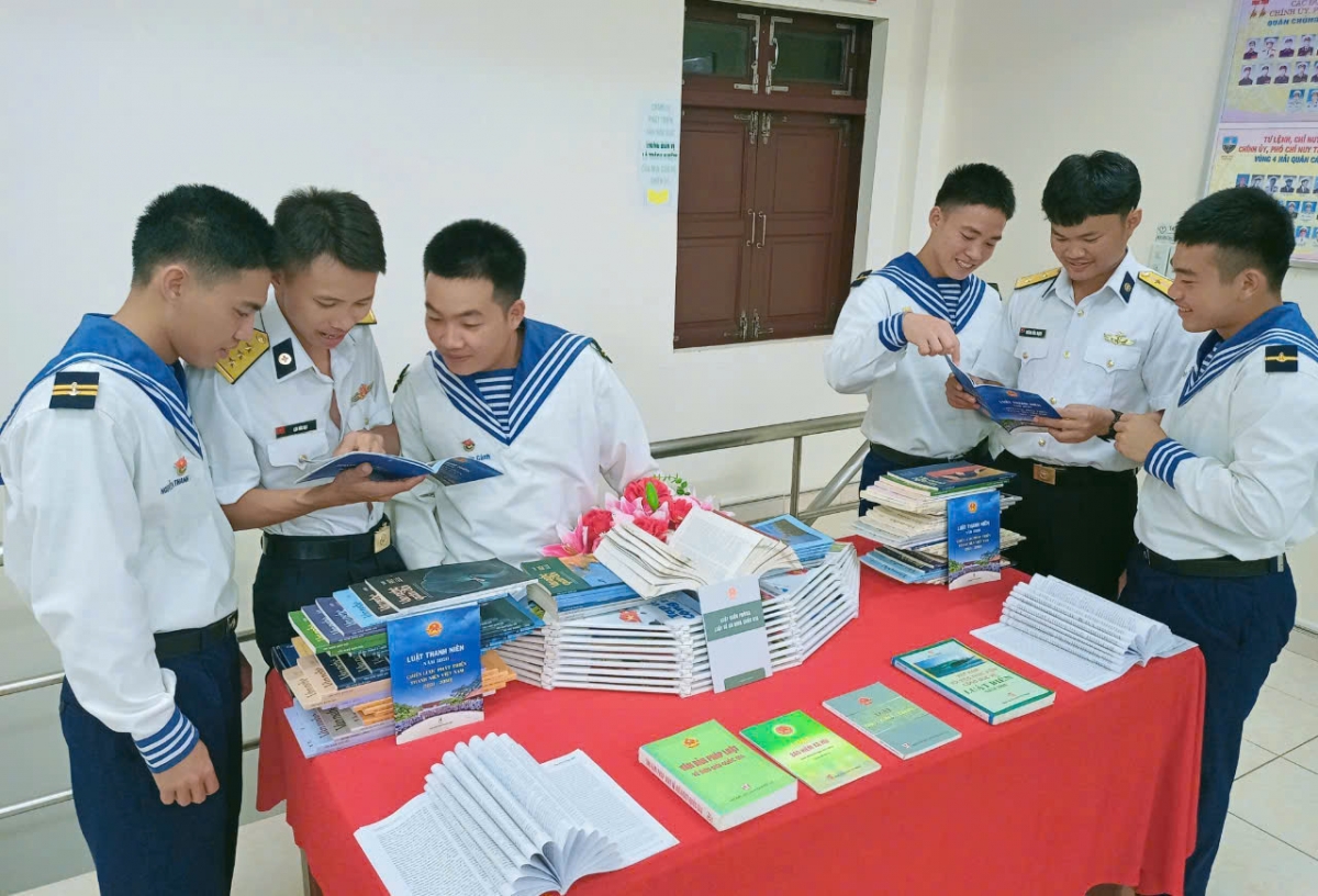 Chiến sĩ đảo Đá Đông trao đổi tìm hiểu thông tin pháp luật