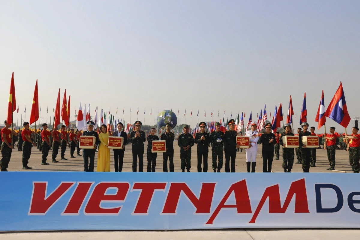 Đại tướng Phan Văn Giang, Ủy viên Bộ Chính trị, Bộ trưởng Bộ Quốc tặng quà các lực lượng tham gia biểu diễn tại Lễ khai mạc Triển lãm Quốc phòng quốc tế Việt Nam 2024.