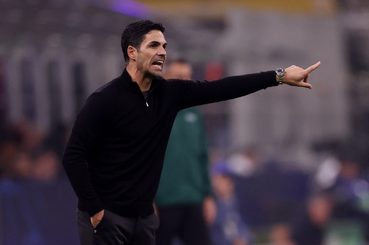 HLV Arteta ra sát đường biên để chỉ đạo các cầu thủ Arsenal. Nhà cầm quân người Tây Ban Nha đã phải nhận thẻ vàng trong tình huống cổ gắng đẩy nhanh bóng vào cuộc khi Inter được hưởng ném biên. (Ảnh: Reuters). 