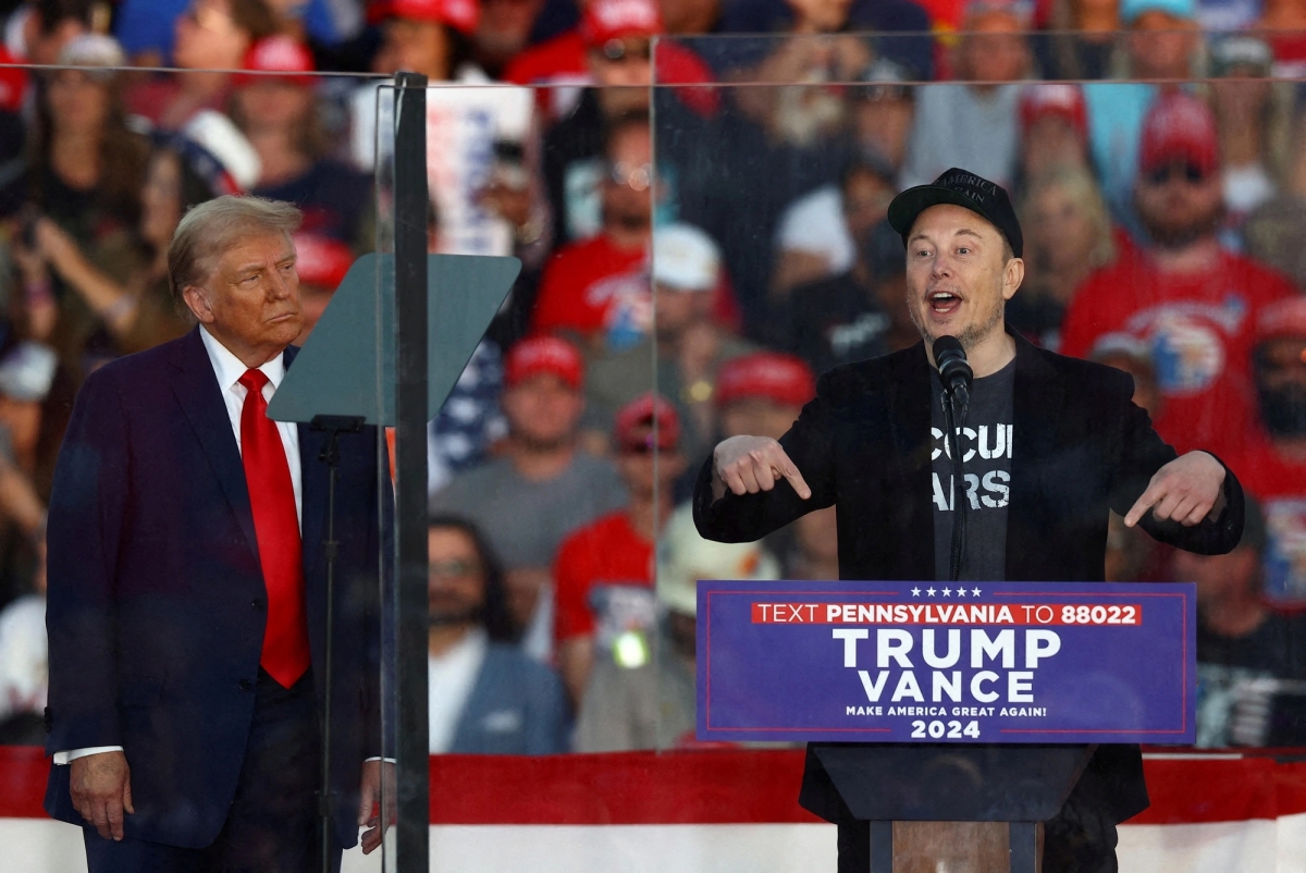 Tỉ phú Elon Musk (phải) phát biểu trong buổi vận động tranh cử của ông Trump tại thành phố Butler, Pennsylvania ngày 5/10/2024. Ảnh: Reuters