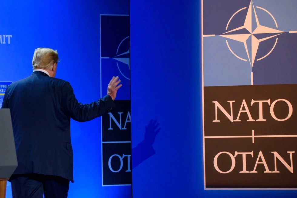 Ông Trump rời đi sau cuộc họp báo bên lề hội nghị NATO ở Bỉ, ngày 12/7/2018. Ảnh: shutterstock
