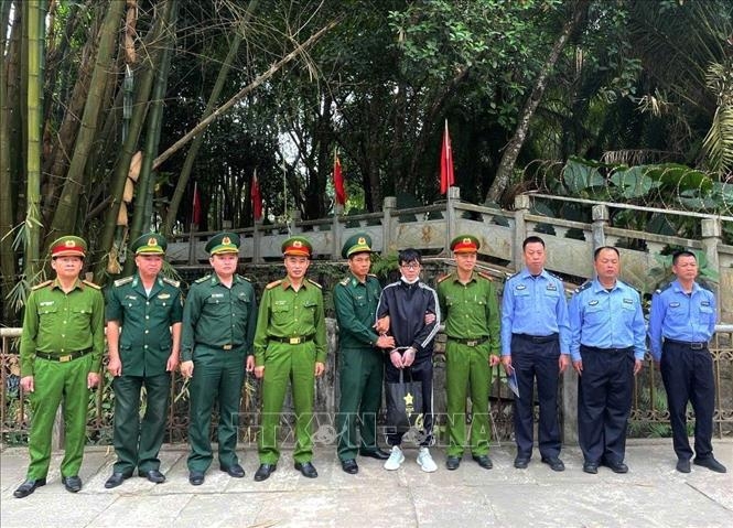 Công an thành phố Chương Châu, tỉnh Phúc Kiến (Trung Quốc) bàn giao đối tượng Lý Văn Hùng cho lực lượng chức năng tỉnh Hà Giang. (Ảnh: TTXVN)