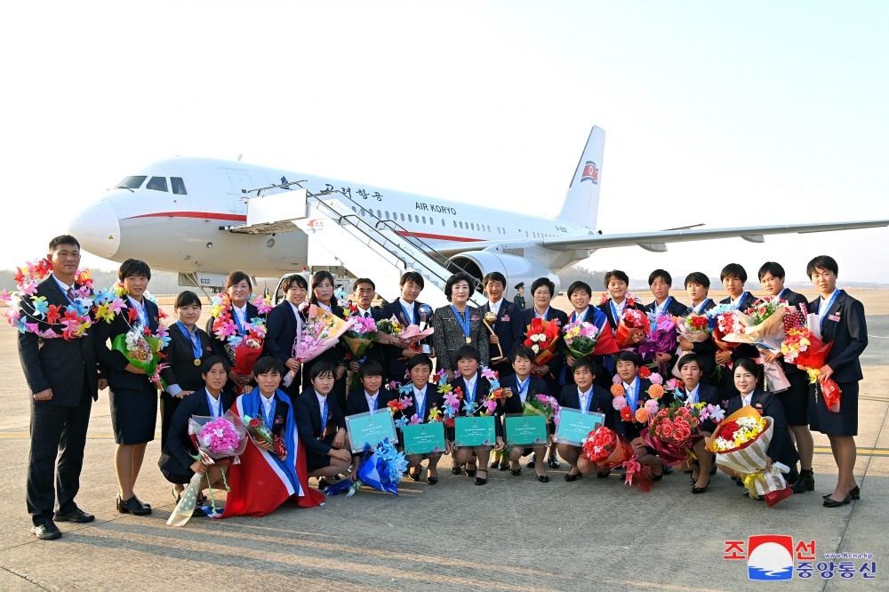 U17 nữ Triều Tiên về nước sau chức vô địch U17 nữ World Cup. (Ảnh: KCNA). 