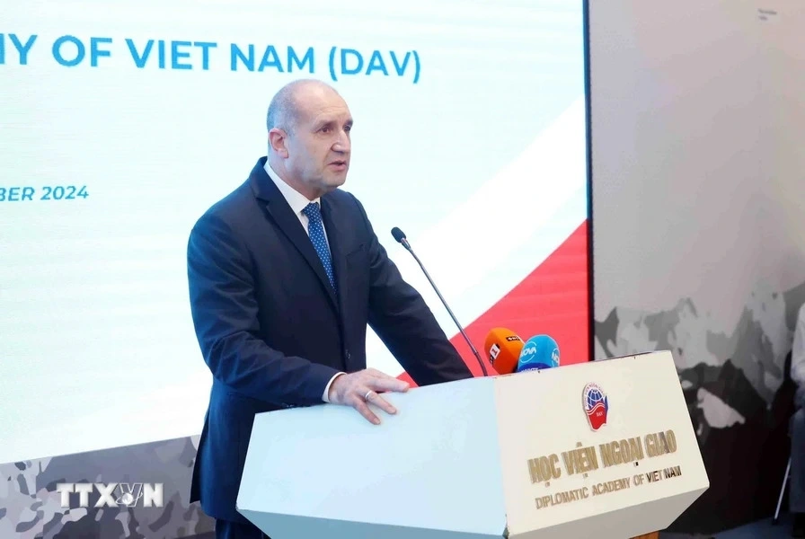Ngày 26/11, Tổng thống Rumen Radev thăm Học viện Ngoại giao và có bài phát biểu trao đổi với giảng viên, sinh viên Học viện. Trong bài phát biểu, Tổng thống Rumen Radev khẳng định tầm quan trọng của quan hệ Việt Nam và Bulgaria đối với hai khu vực có hai nước, nhấn mạnh vai trò cầu nối Bulgaria - ASEAN của Việt Nam và cầu nối cho Việt Nam với Liên minh châu Âu của Bulgaria. (Ảnh: TTXVN)