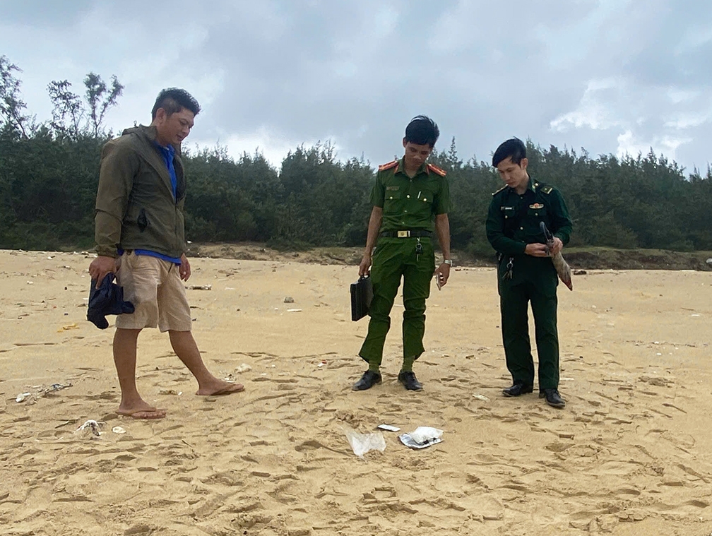 Túi chứa 1500 viên ma túy người dân phát hiện ngày 23/11