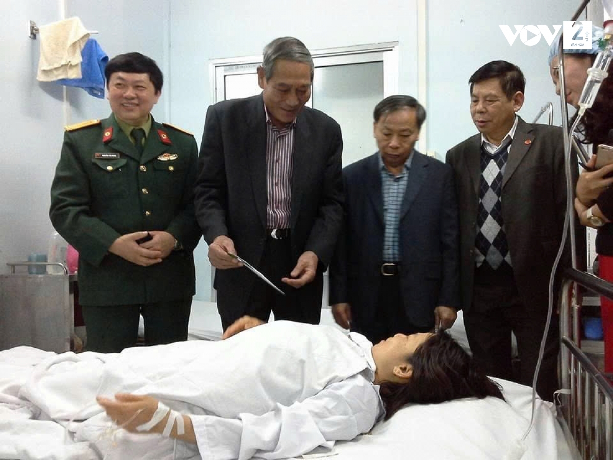 Trung tướng Nguyễn Đức Soát (thứ hai trừ trái sang) và các thành viên của Hội trong một lần thăm nạn nhân bom mìn.