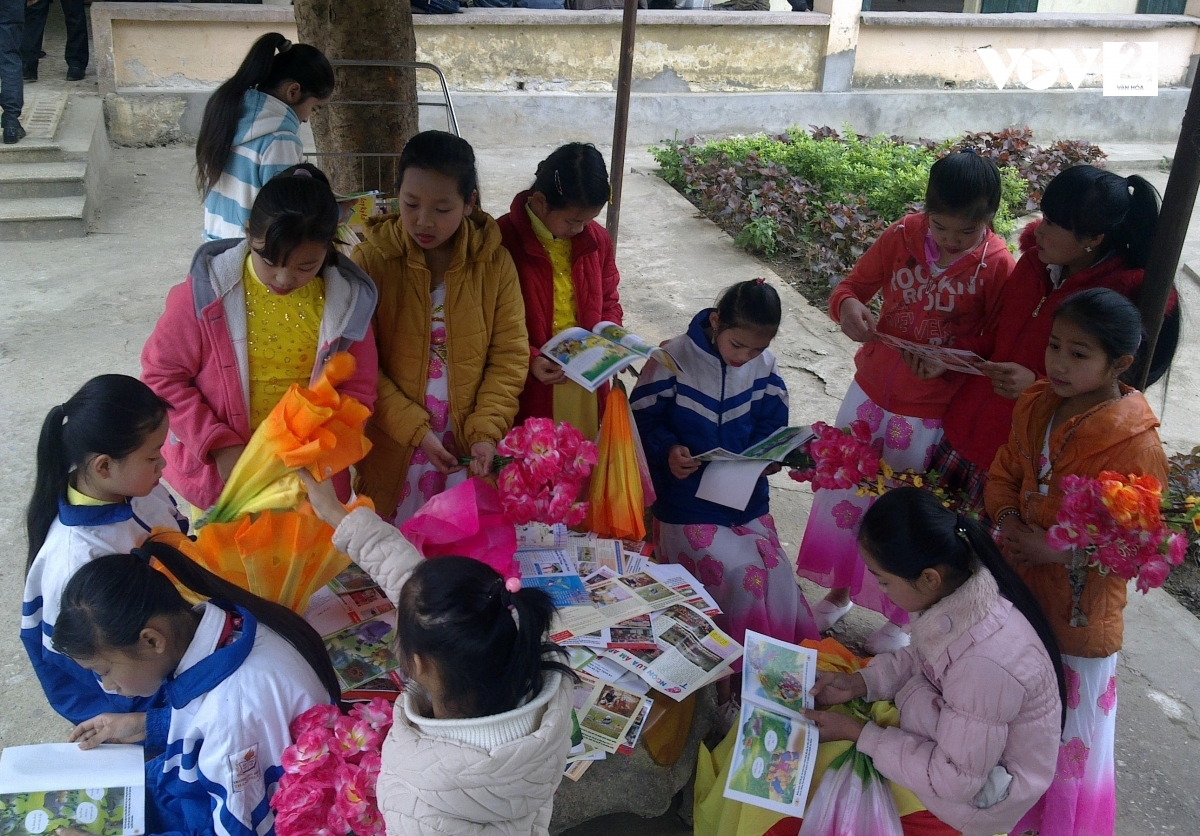 Các em nhỏ tại một trường học của tỉnh Hà Giang được tặng sách nhận biết và phòng tránh tai nạn bom mìn.