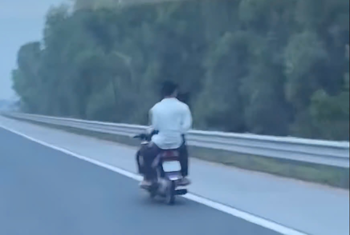 Cảnh sát giao thông xử phạt 2 nam thanh niên dưới 18 tuổi phi xe máy như bay trên cao tốc Hà Nội - Hải Phòng