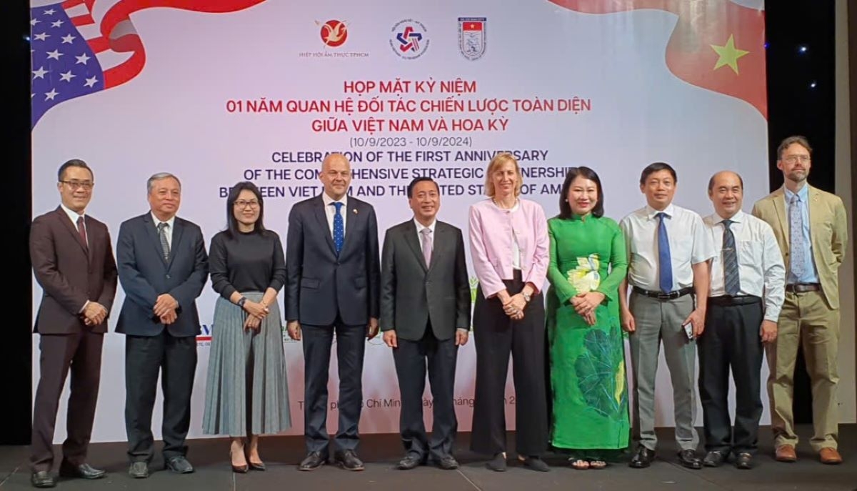 Các đại biểu Việt Nam và Hoa Kỳ chụp ảnh lưu niệm (ảnh: M.V)