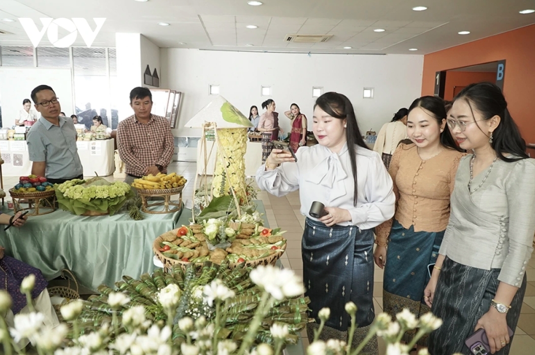 The Vietnamese booth opens with the theme of autumn in Hanoi, featuring traditional food and special gifts which can be found in the capital in autumn.