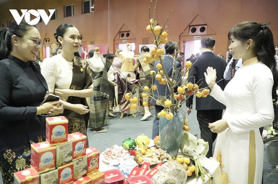 The booth of the Vietnamese Embassy in Laos displays traditional craft products, tourism information, and cuisine.
