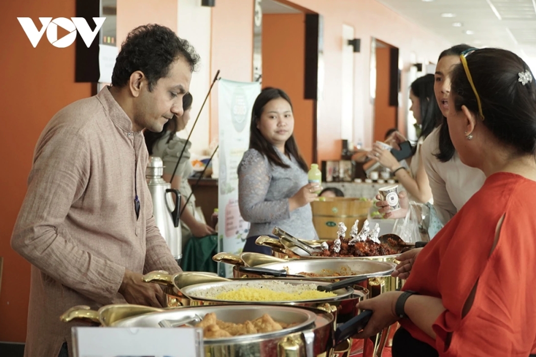 The event features booths showcasing participating countries’ traditional handicrafts, cuisine, and tourism information.