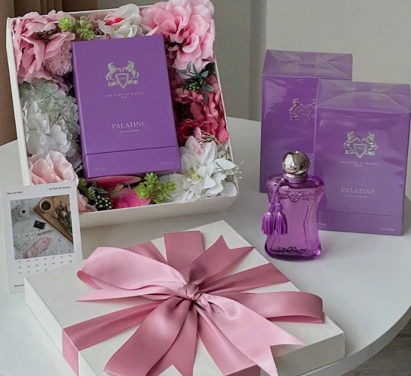 Combos of gift boxes from various famous brands are introduced to customers.