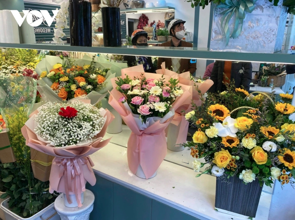 Prices for a bouquet of 10 branches of roses, chrysanthemums, or sunflowers may vary from VND200,000 to VND400,000.