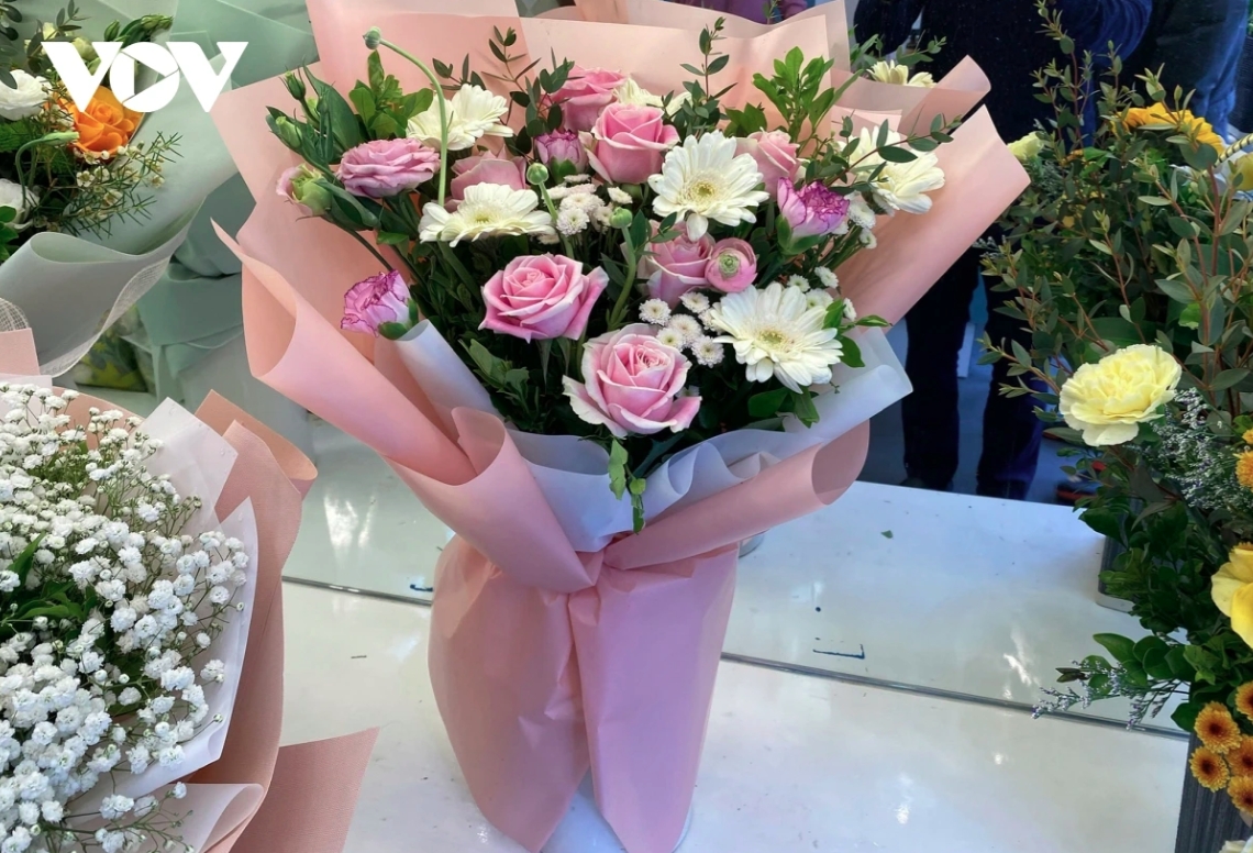 Over the past few days many parents and students have ordered flowers to present to their teachers, with prices of bouquets averaging from VND300,000 to VND600,000, according to a flower shop owner on Pham Ngoc Thanh street in Dong Da district.