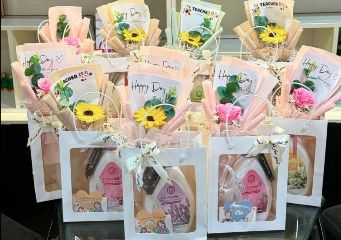 Many flower shops in the capital are selling diverse flower bouquets to meet customers’ preferences.