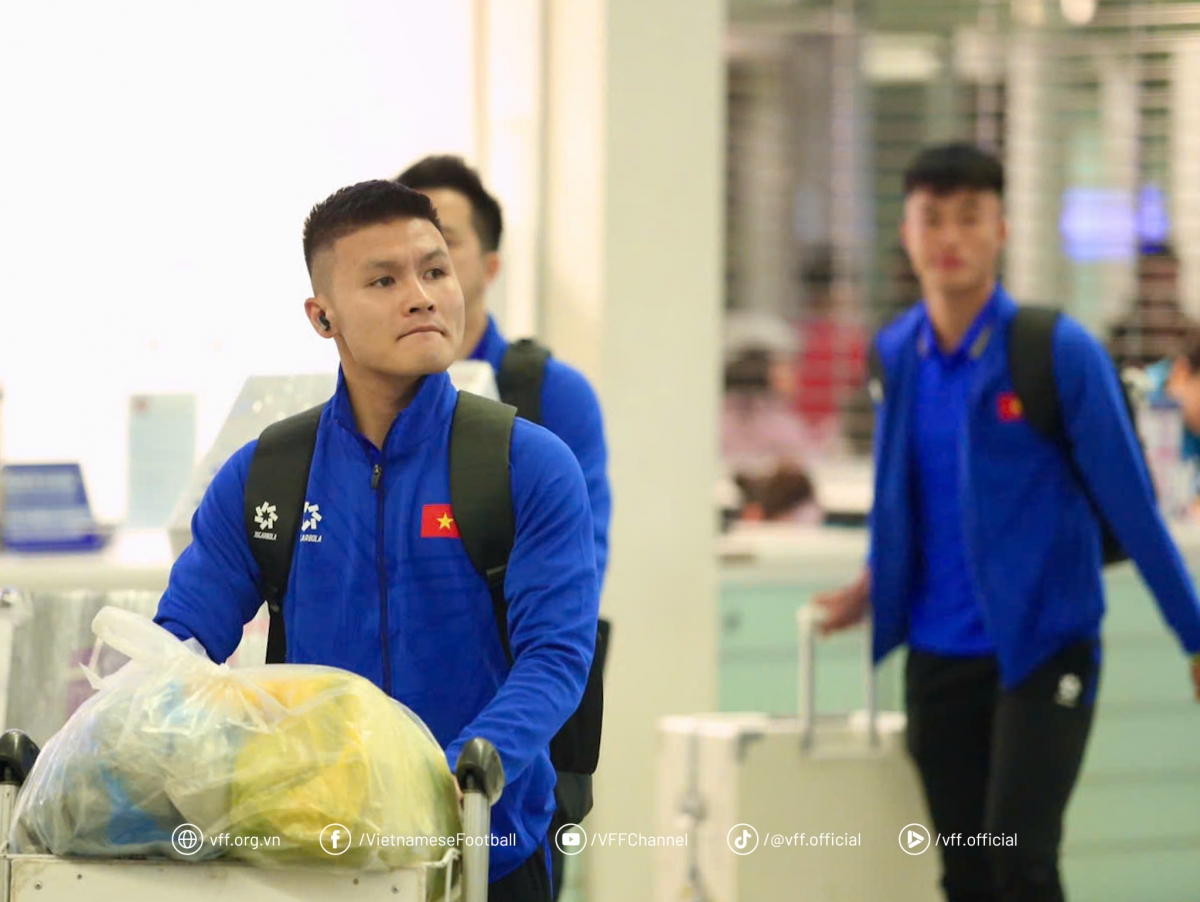 ĐT Việt Nam tại sân bay Nội Bài rạng sáng 23/11. (Ảnh: VFF). 