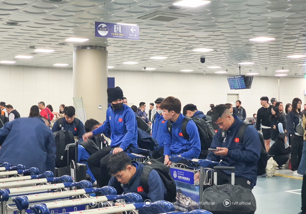 ĐT Việt Nam làm thủ tục nhập cảnh ở sân bay Busan (Hàn Quốc) - Ảnh: VFF.