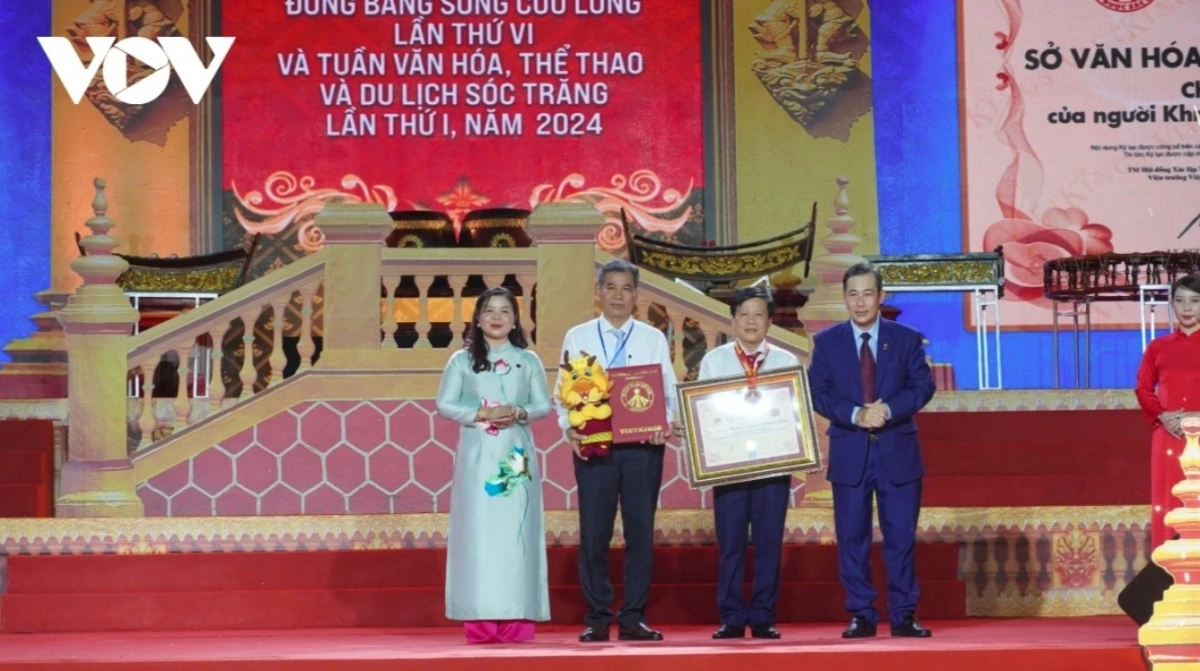 At the opening ceremony of the Ooc Om Boc festival on November 13, the administration of Soc Trang receives a certificate of Vietnamese record for a performance of a five-tone (ngũ âm) musical ensemble.