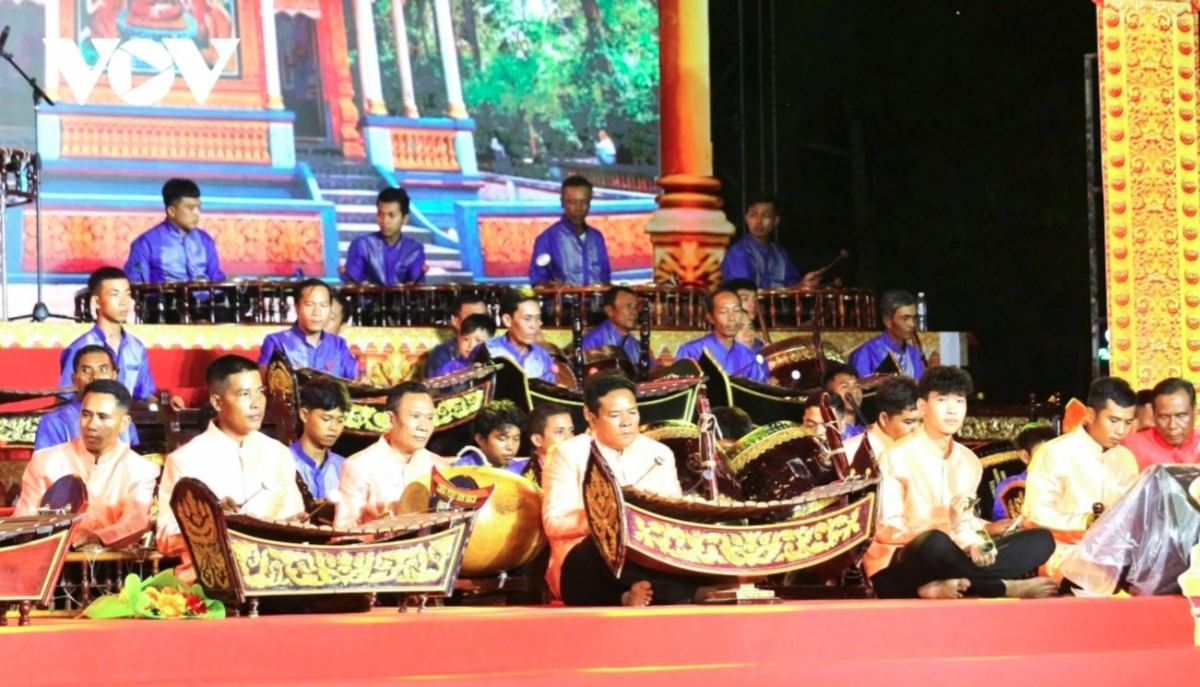It is closely associated with Theravada Buddhism in pagodas and hamlets of the Khmer people in the Mekong Delta province of Soc Trang.
