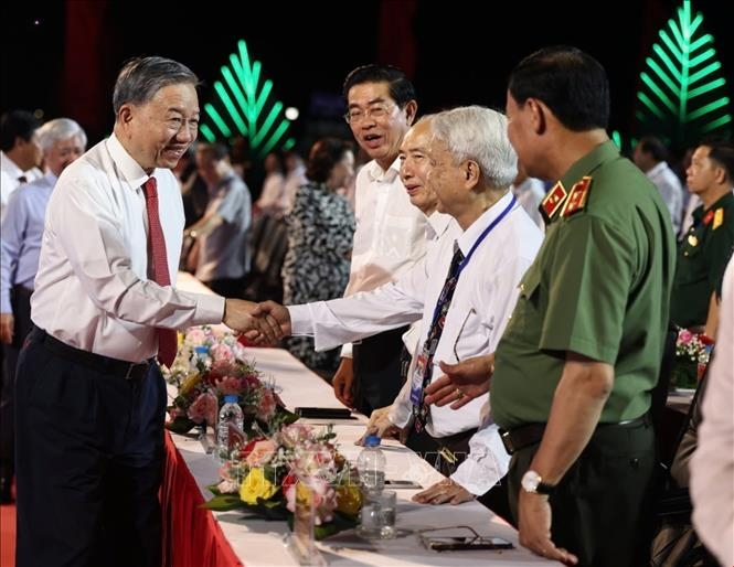 Tối 16/11, tại huyện Trần Văn Thời, tỉnh Cà Mau, Tổng Bí thư Tô Lâm dự Cầu truyền hình kỷ niệm 70 năm sự kiện tập kết ra Bắc (1954-2024)