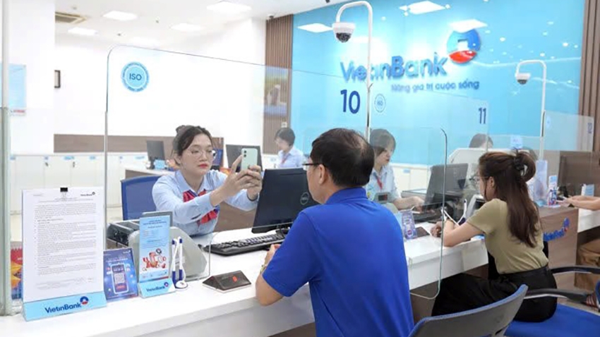 Cán bộ VietinBank hướng dẫn khách hàng xác thực sinh trắc học