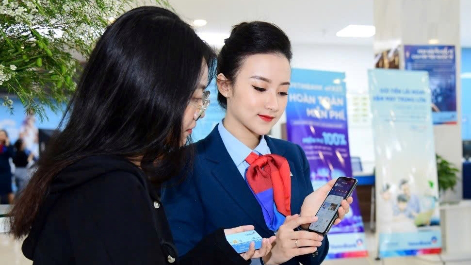 Khách hàng trải nghiệm dịch vụ ngân hàng số của VietinBank