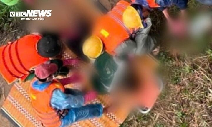 Lực lượng chức năng vớt thi thể lên bờ để khám nghiệm và xác định danh tính