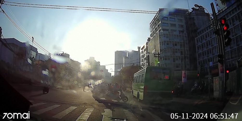 Tài xế xe buýt vượt đèn đỏ (ảnh chụp màn hình)