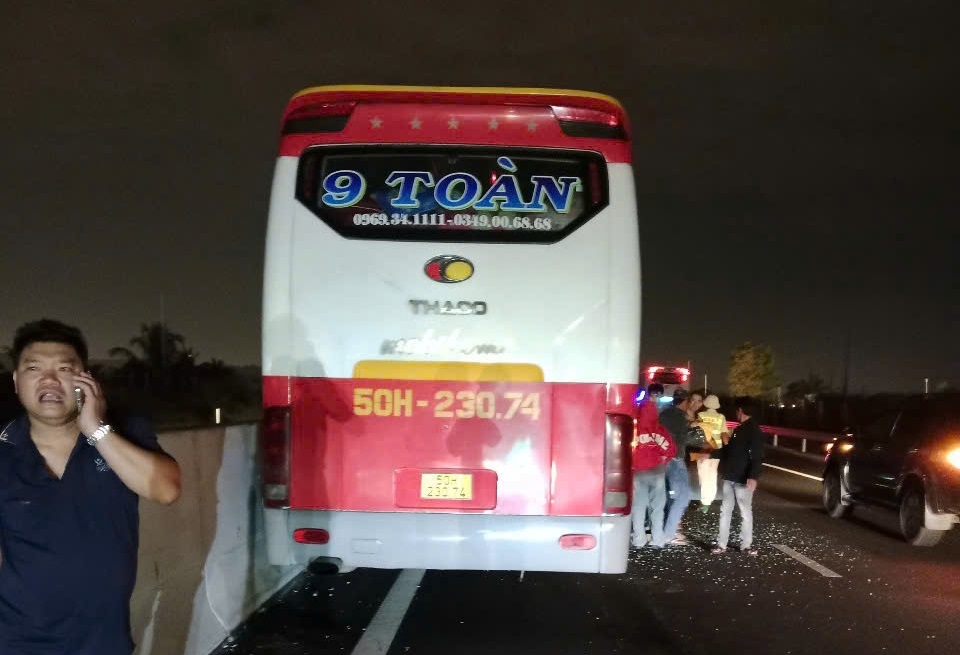 Xe ô tô khách tại hiện trường