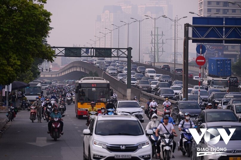Hệ thống giao thông công cộng chưa thật sự thuận tiện, cũng như các thông tin về khả năng đáp ứng nhu cầu đi lại của người dân đến các mốc 2027, 2030, 2035 cũng chưa được thông tin minh bạch.