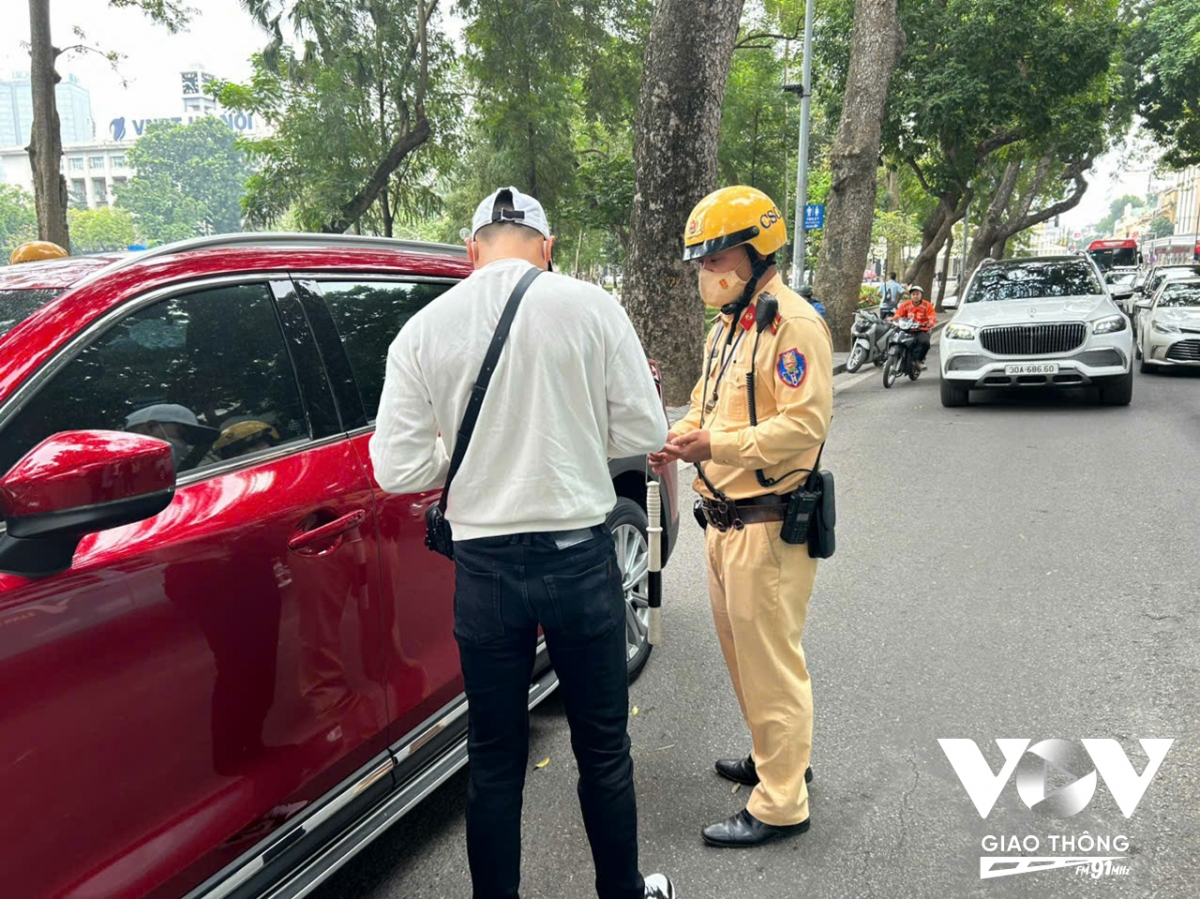 Còn tại Đội CSGT đường bộ số 6, nhiều người dân khi tham gia giao thông cũng phản ánh về tình trạng xe khách dừng đỗ, đón trả khách dọc đường khi vừa xuất bến Mỹ Đình.