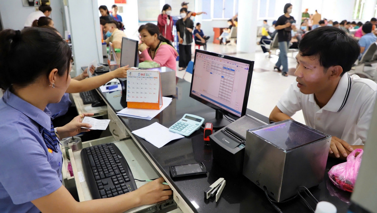 Hành khách mua vé tại ga Sài Gòn