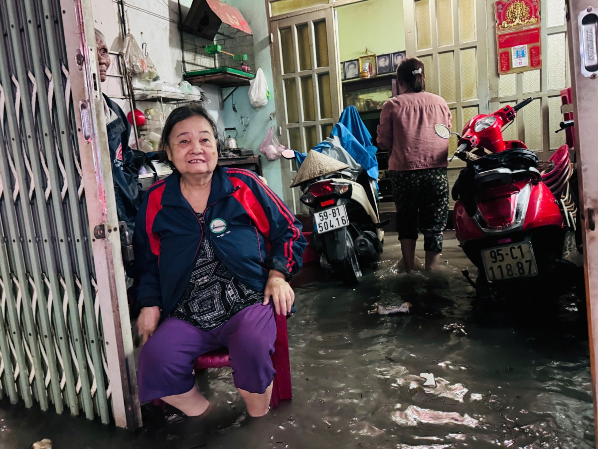 Nước tràn vào nhà dân khiến nhiều người cao tuổi phải hạn chế di chuyển (Ảnh: Hoàng Minh)