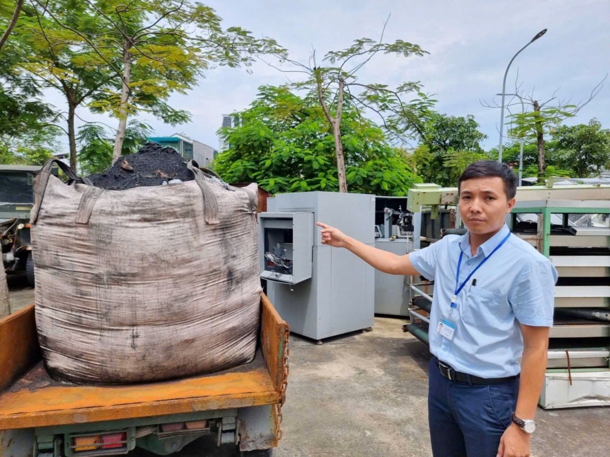 Lãnh đạo UBND xã Văn Môn chỉ rõ phương tiện đổ trộm chất thải nguy hại ra môi trường bị lực lượng chức năng thu giữ
