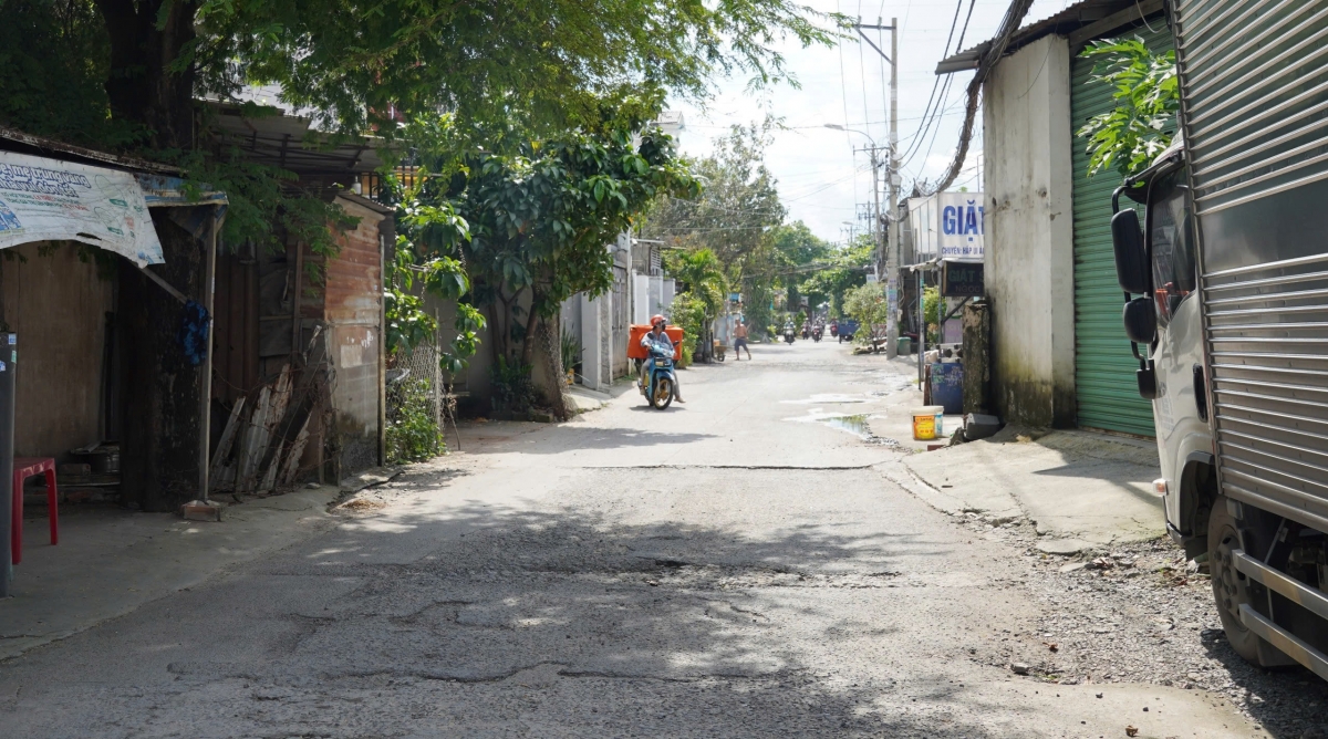Đường Tân Thới Hiệp 21 (phường Tân Thới Hiệp, Quận 12, TP.HCM) dài hơn 1,7 km nối từ Quốc lộ 1 đến đường Dương Thị Mười, mật độ dân cư cao nhưng mặt đường hiện hữu khá nhỏ hẹp và có ít lối thoát.