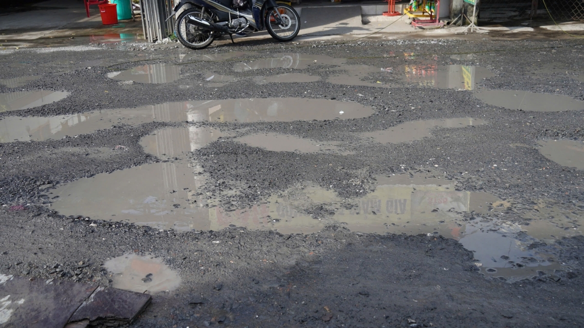 Nhiều đoạn đường xuống cấp trầm trọng, nứt nẻ, đầy ổ gà, hố nước.