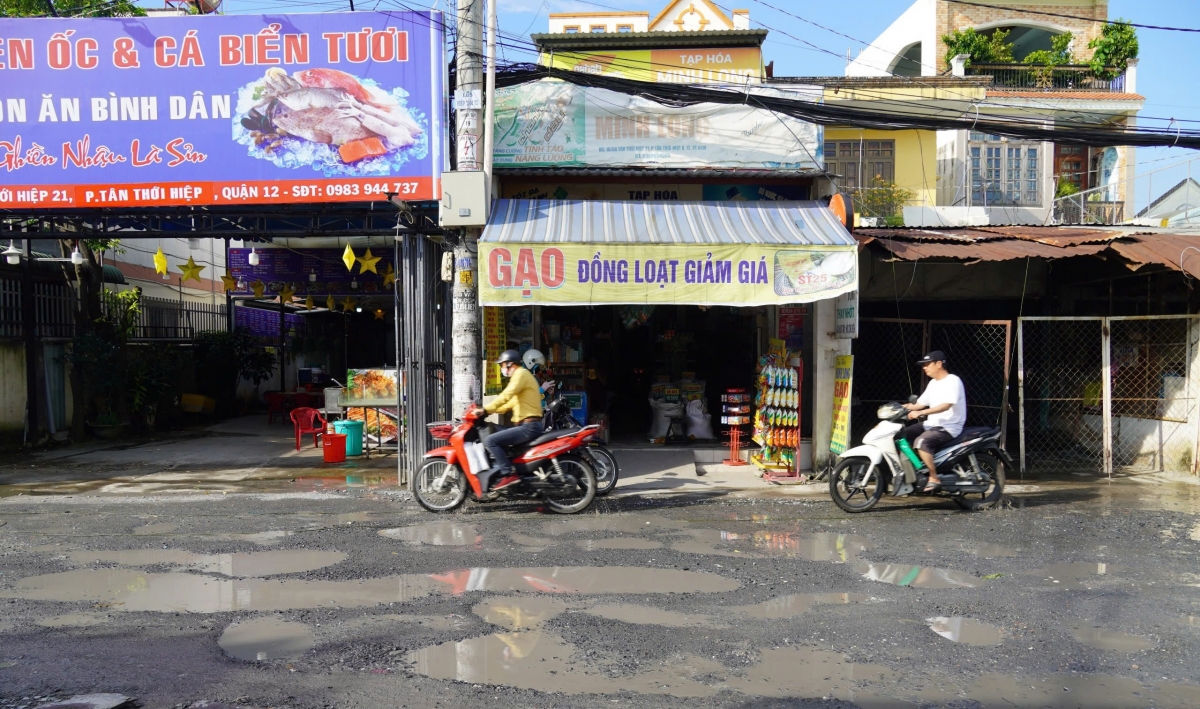 Dự án mở rộng đường Tân Thới Hiệp 21 được HĐND TPHCM phê duyệt vào năm 2016, với kinh phí xây dựng ban đầu là 134 tỉ đồng. Tuy nhiên, do công tác bồi thường giải phóng mặt bằng gặp khó khăn nên dự án chưa thể triển khai.
