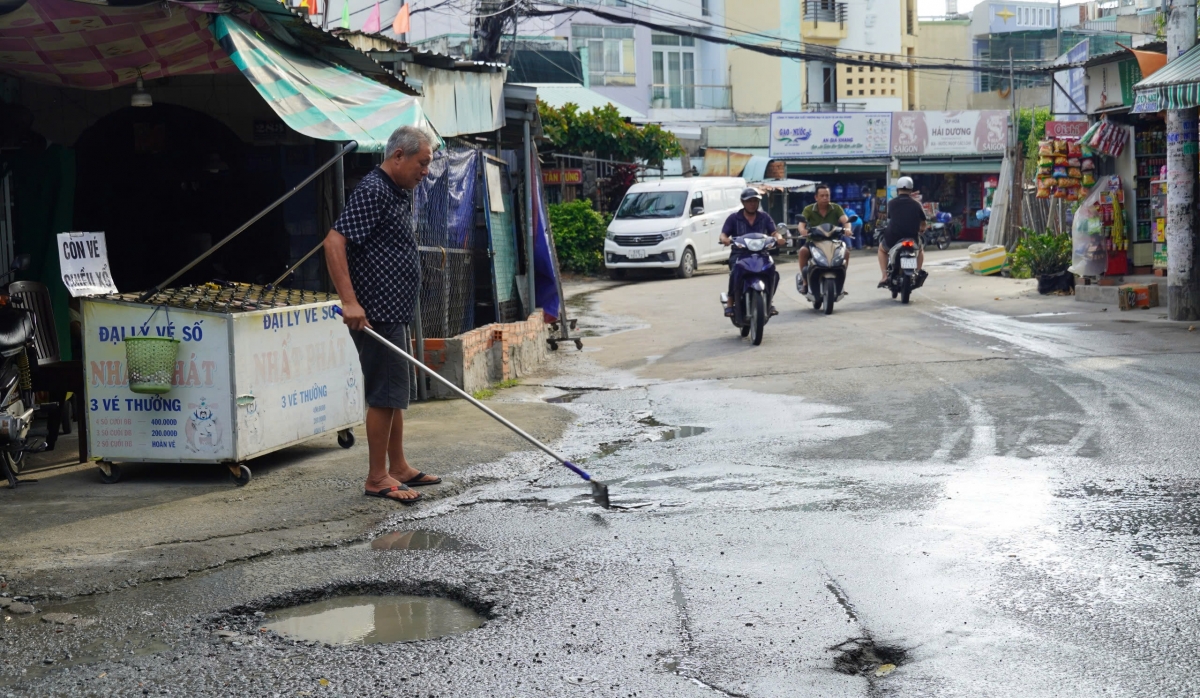 Khi biết tin đường Tân Thới Hiệp 21 được nâng cấp, mở rộng, nhiều hộ dân sống tại đây phấn khởi vì sắp thoát khỏi cảnh đi qua hố nước, ổ gà cũng như ùn tắc giờ cao điểm.