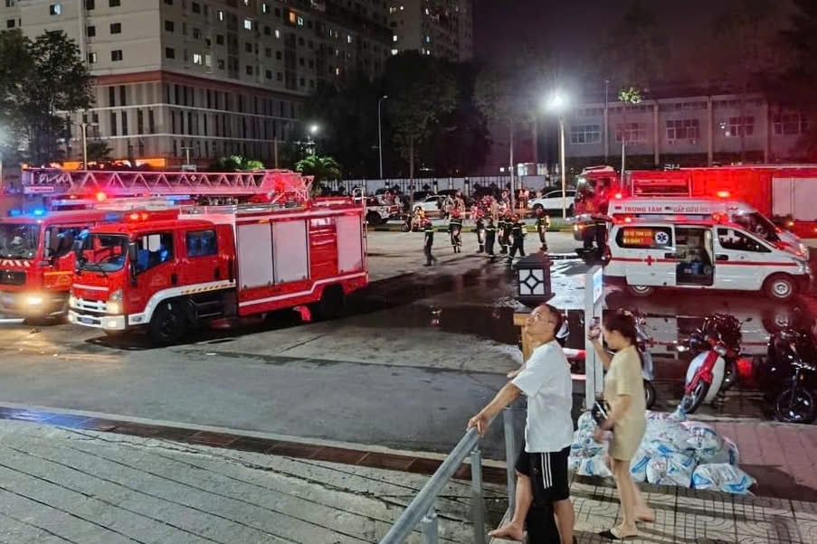Nhiều xe chữa cháy cùng hàng chục cán bộ chiến sĩ đến hiện trường dập lửa (Ảnh: A.X)