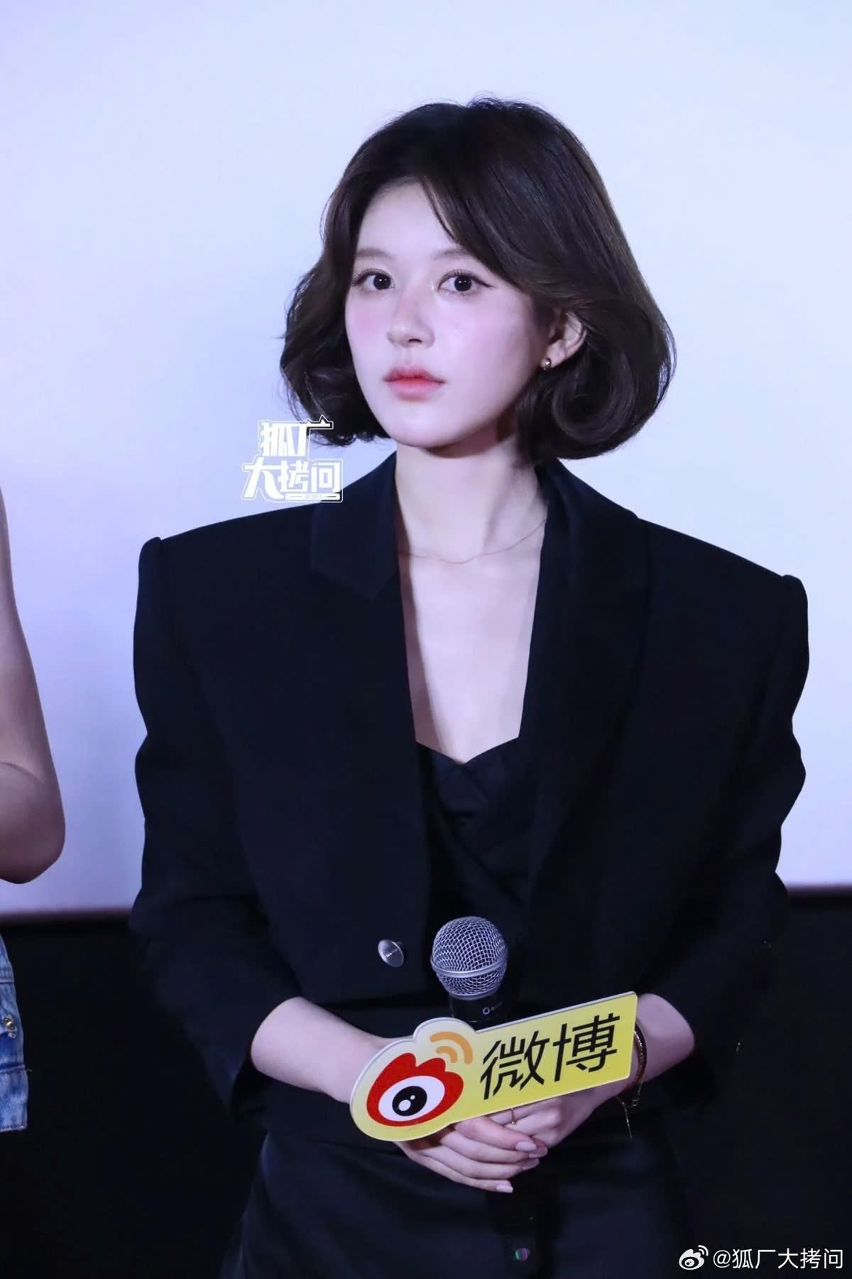 Ngoại hình mới lạ này của Triệu Lộ Tư khiến nhiều người bàn tán và đa phần bày tỏ sự thích thú với sự thay đổi phong cách của người đẹp. Công chúng cho rằng nhan sắc của Triệu Lộ Tư đang dần lên hương và sự thay đổi từ ngọt ngào, đáng yêu sang kiểu thanh lịch, trưởng thành của cô nàng cũng rất hợp.