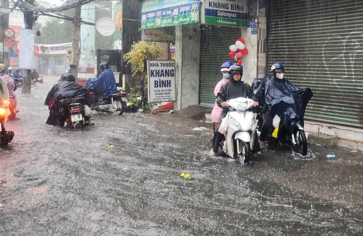 Một số người phải tấp vào lề đường để di chuyển tránh xe chết máy, có người phải dắt bộ khi đi qua khu vực nước ngập sâu.