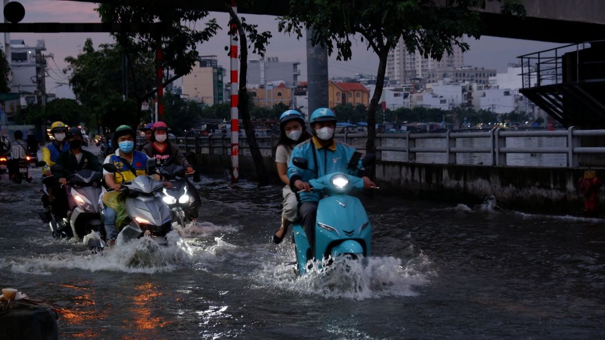 Vào tháng 9 vừa qua, HĐND TPHCM đã thông qua chủ trương đầu tư dự án cải tạo đường Trần Xuân Soạn (quận 7) nhằm chống ngập và xây dựng bờ kè dọc tuyến đường này. Dự kiến, tổng kinh phí cho dự án khoảng 375 tỷ đồng.