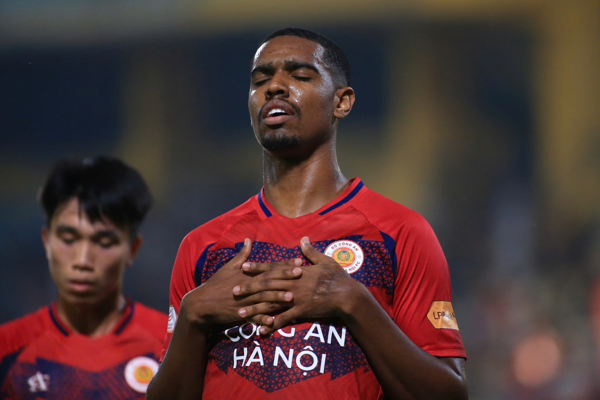 Alan ăn mừng bàn thắng nâng tỉ số lên 2-0 (Ảnh: TH).