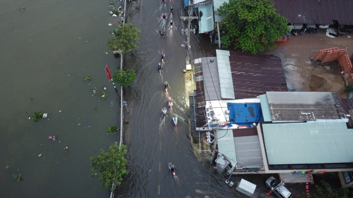 Theo Đài Khí tượng Thủy văn khu vực Nam bộ, đỉnh triều xuất hiện tại TPHCM từ 17 - 18h ngày 3/11. Tại trạm Phú An (sông Sài Gòn), trạm Nhà Bè (kênh Đồng Điền) đỉnh triều ở mức 1,64 - 1,71m.