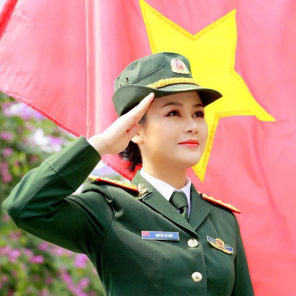 Huyền Sâm cũng được nhận xét là nữ diễn viên kín tiếng về đời tư. Chồng của Huyền Sâm là Trung tá, Nghệ sĩ Ưu tú (NSƯT) Đới Anh Quân (Phó Giám đốc Nhà hát Kịch nói Quân đội). Vừa là diễn viên kịch nói, vừa góp mặt trong nhiều bộ phim truyền hình, Huyền Sâm chia sẻ, cô nhận thấy mình khá may mắn khi nhận được sự ủng hộ từ ông xã. Cùng là diễn viên, cùng công tác tại Nhà hát Kịch nói Quân đội nên chồng của cô rất hiểu, rất ủng hộ và chia sẻ với vợ.