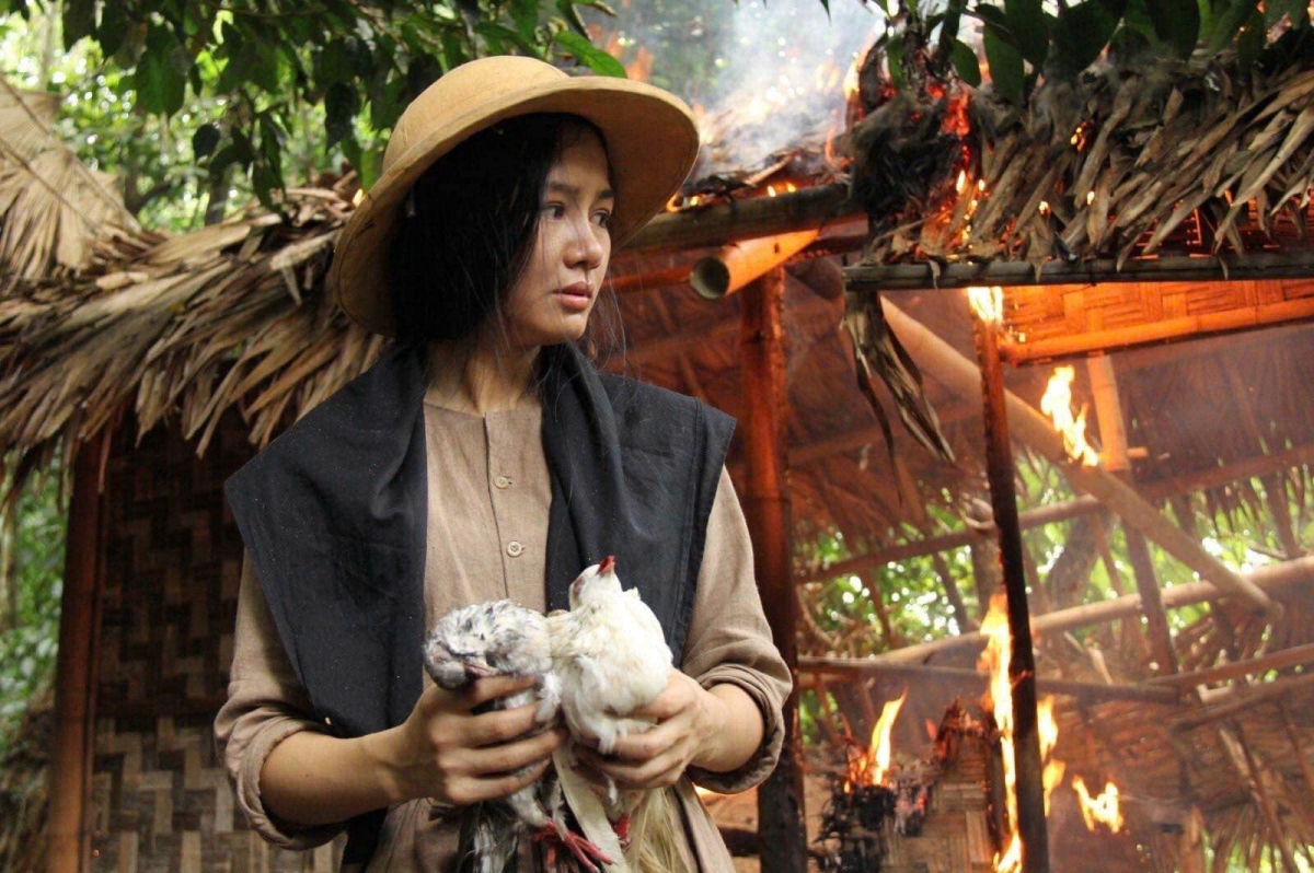 Huyền Sâm sinh năm 1987, hiện tại là nữ thiếu tá của Nhà hát Kịch nói Quân đội. Ngoài ra, cô còn biết đến với tư cách là diễn viên, từng xuất hiện trong nhiều phim như: "Nàng dâu order", "Gia phả của đất", "Sinh tử", "Hướng dương ngược nắng", "Chuyến tàu tốc hành trong đêm", "Yêu hơn cả bầu trời"... 